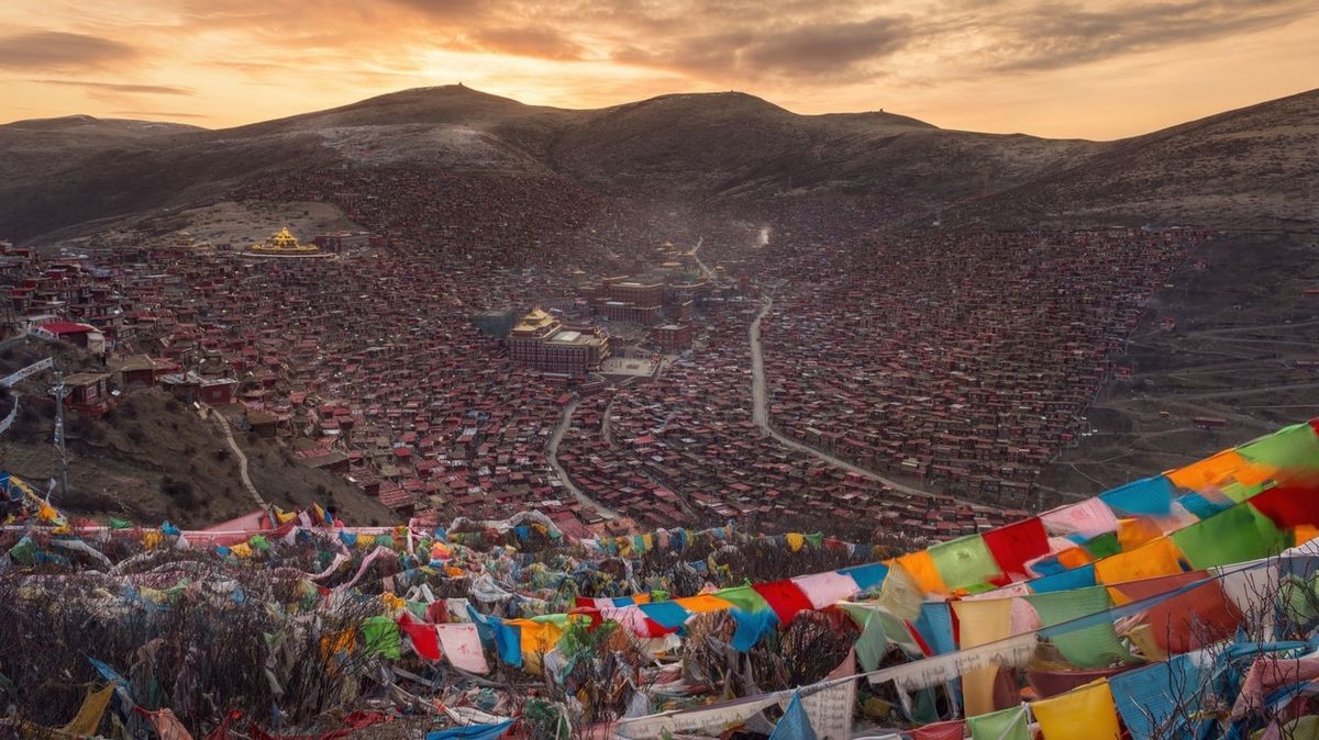 FOTO: Na obřím buddhistickém sídlišti žije na 40 tisíc lidí